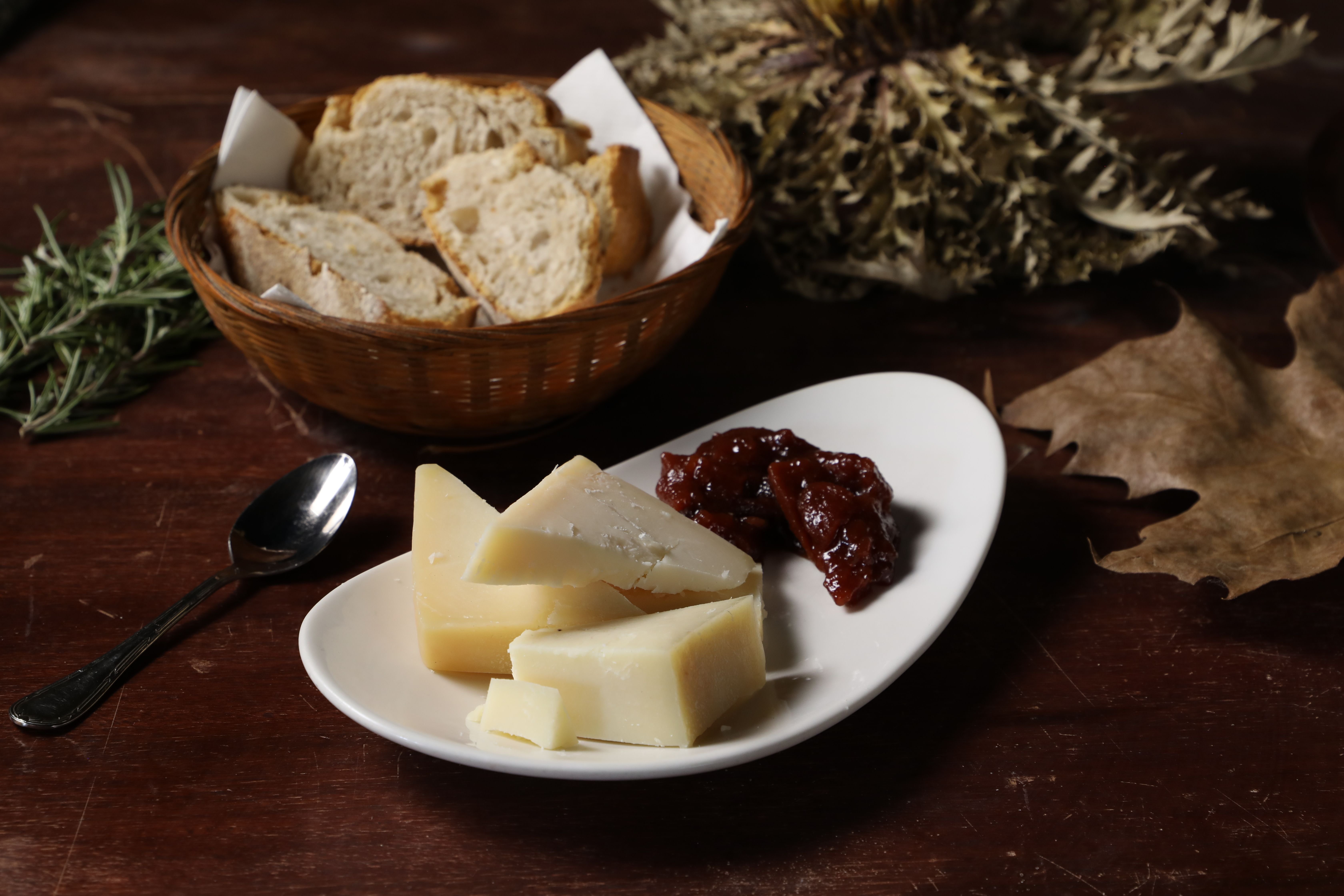 Selecție de brânzeturi servite cu pâine și chutney