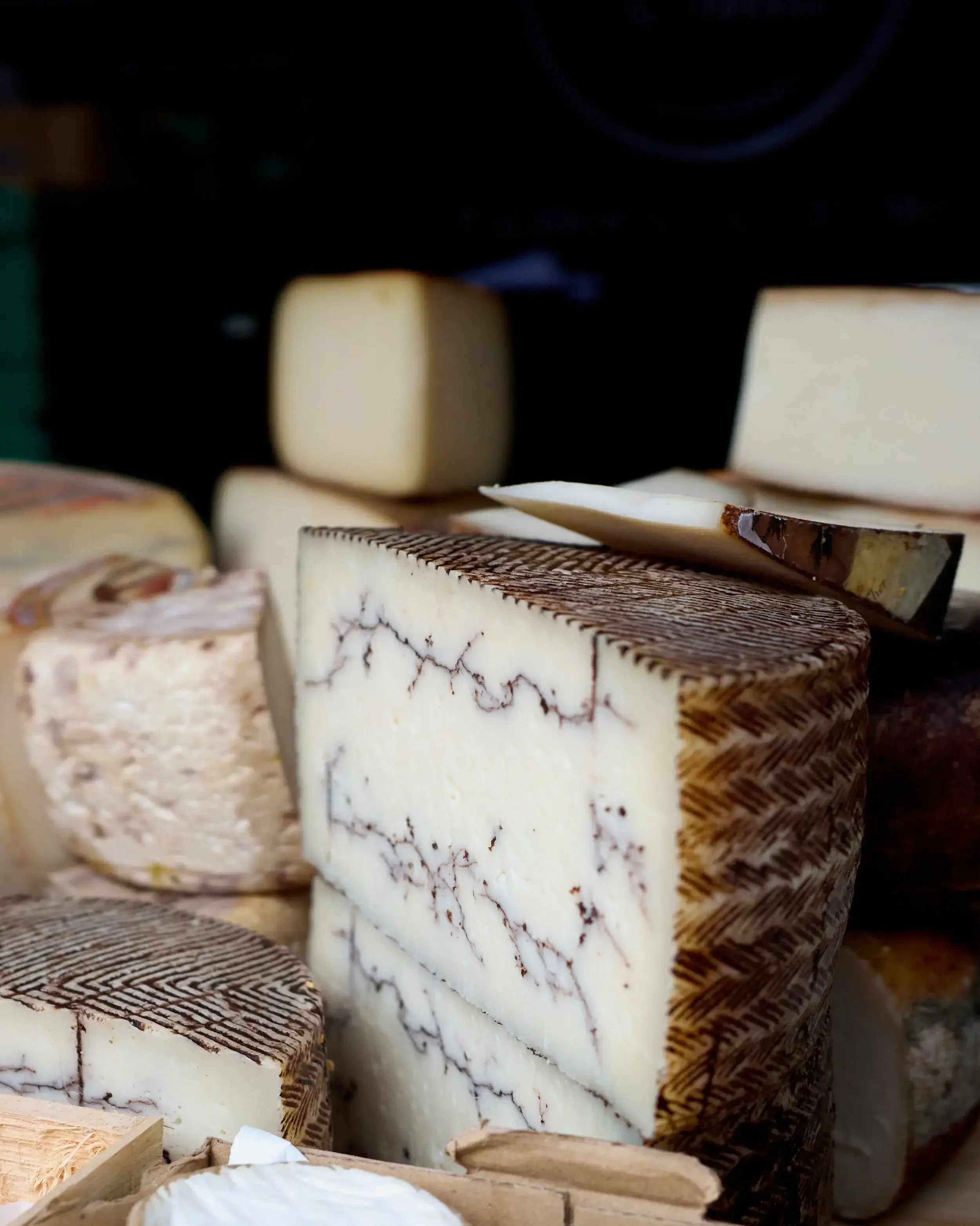 Brânza tip Manchego into-un stand de piațǎ