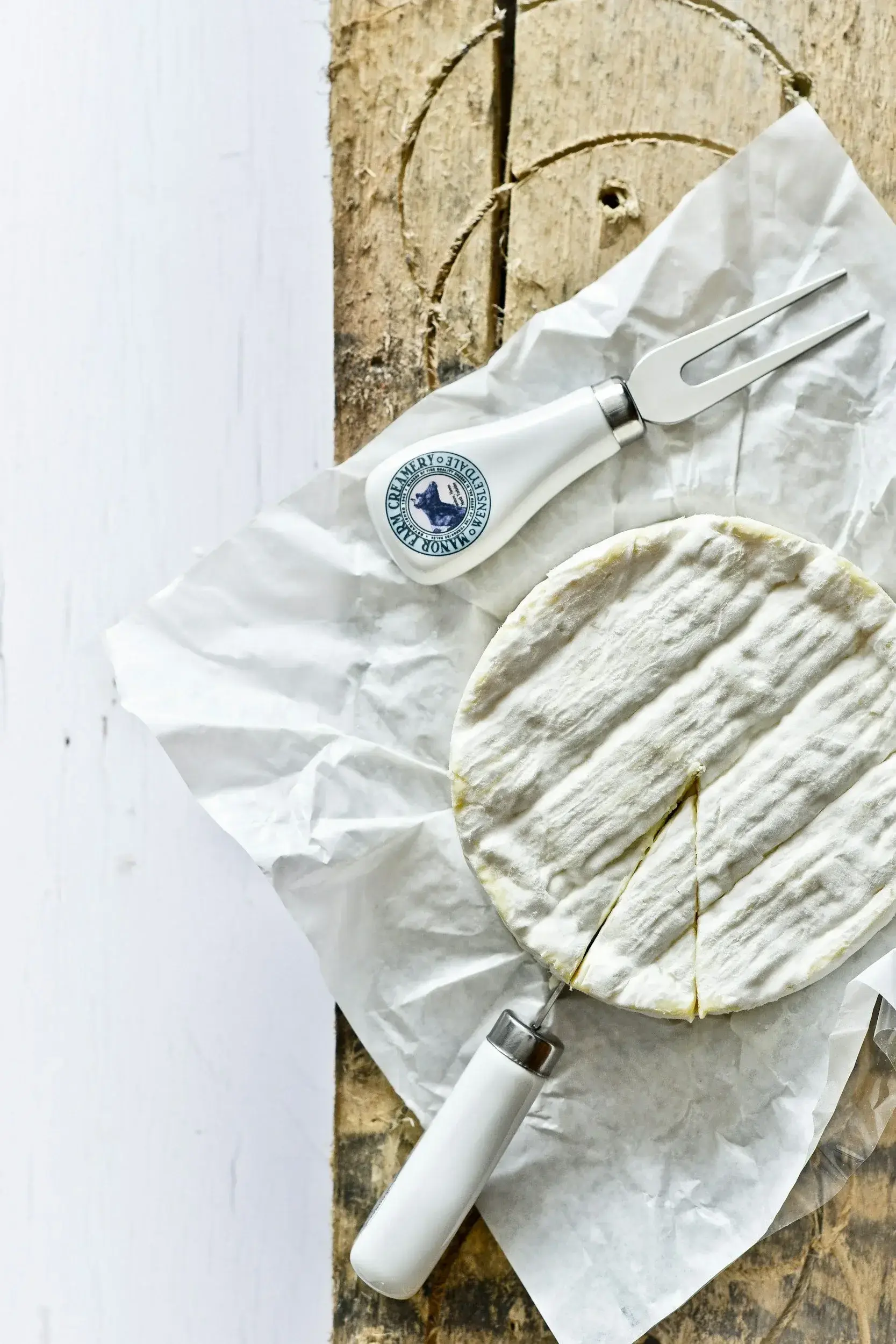 Brie de Meaux cu instruments de taint pe o masa