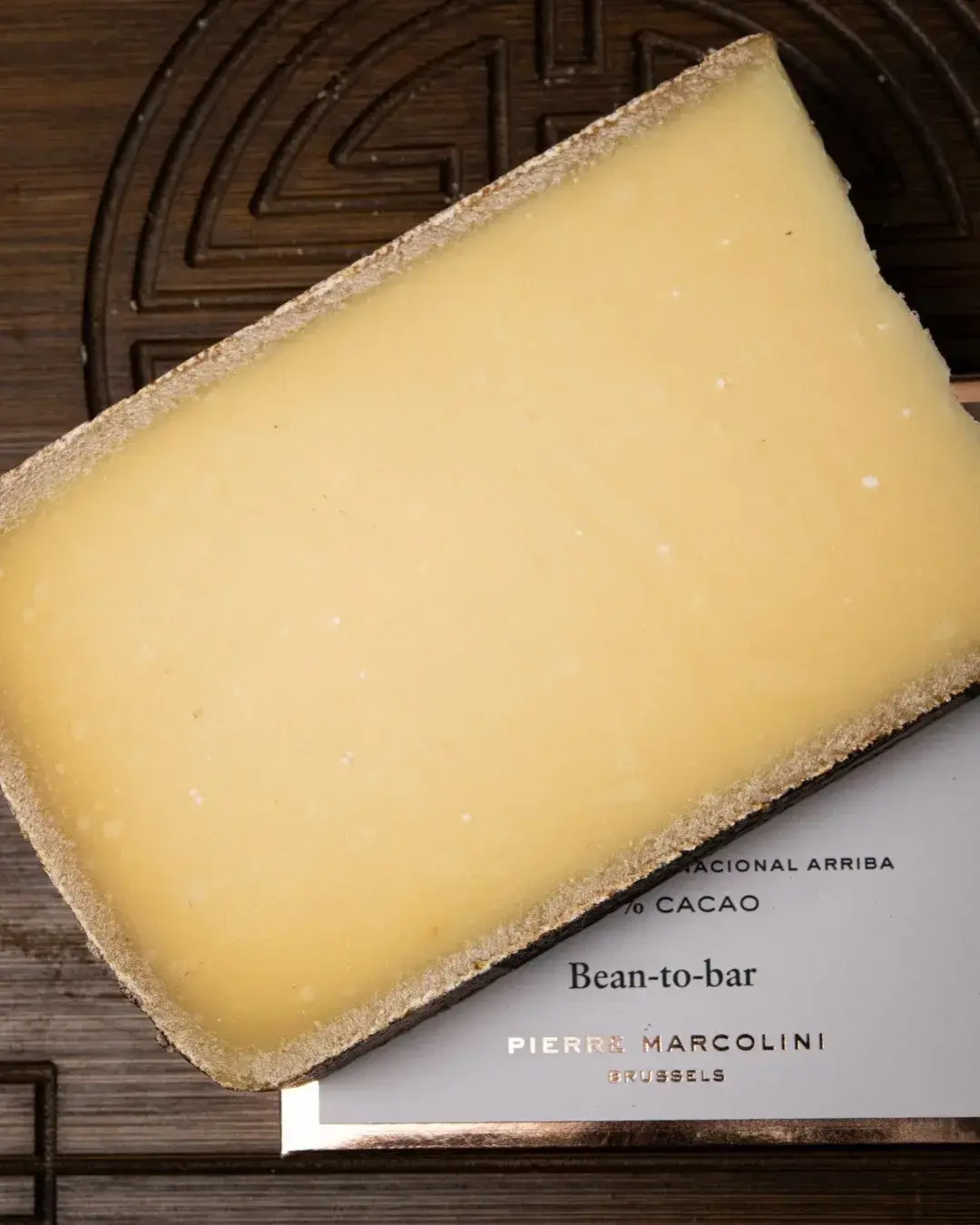 Felie de Gruyere asezata peste ciocolata neagra Pierre Marcolini