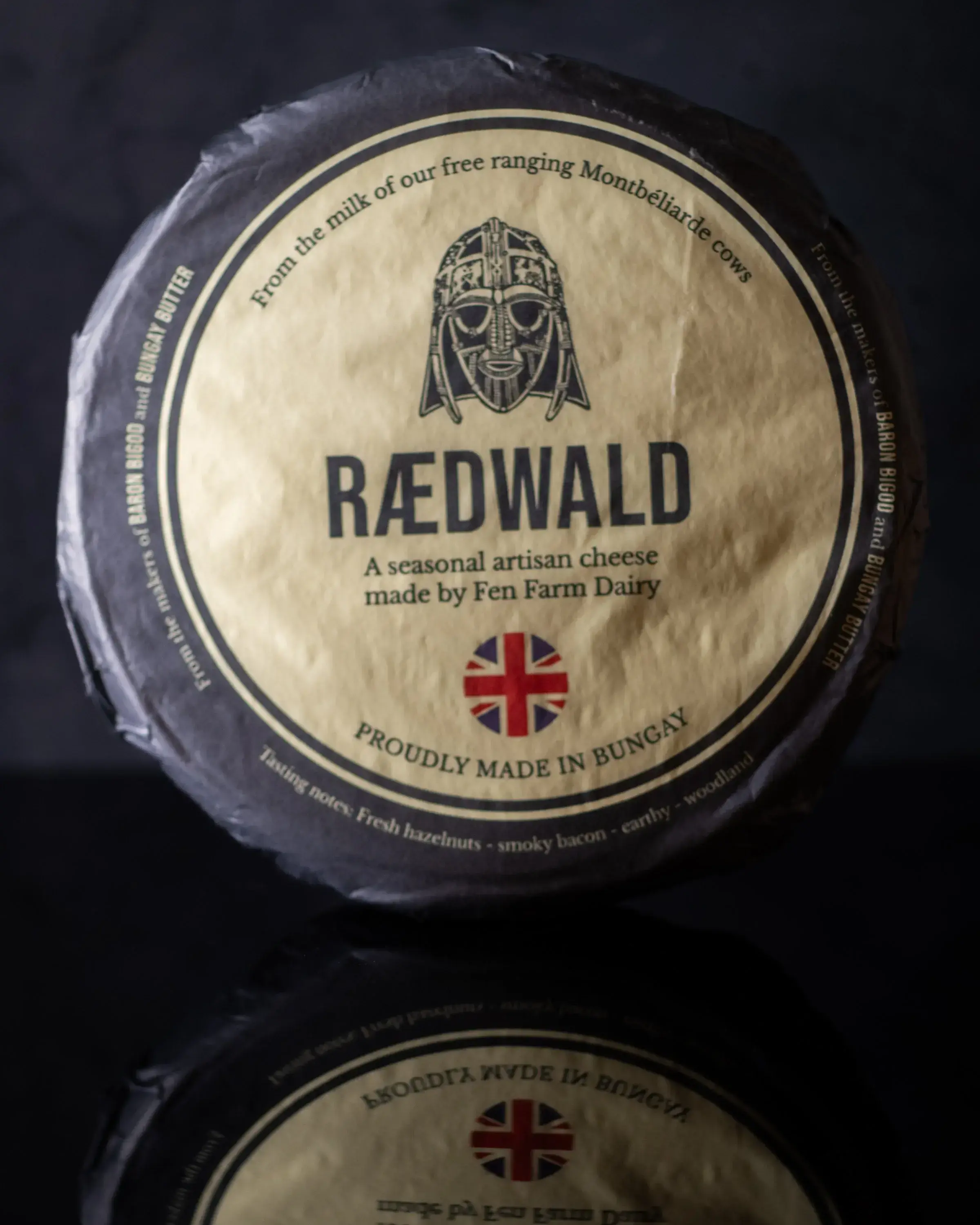 branza raewald fotografiata impachetata in ambalajul specific de un albastru mov si cu masa regelui viking in mijloc